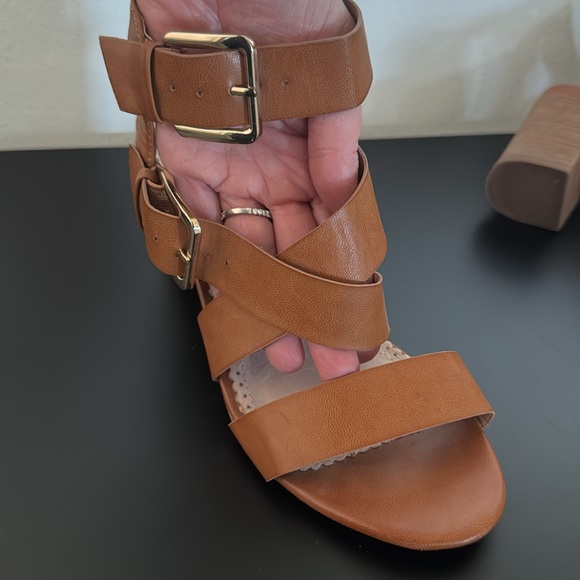 Restricted strappy heels - Picture 7 of 10